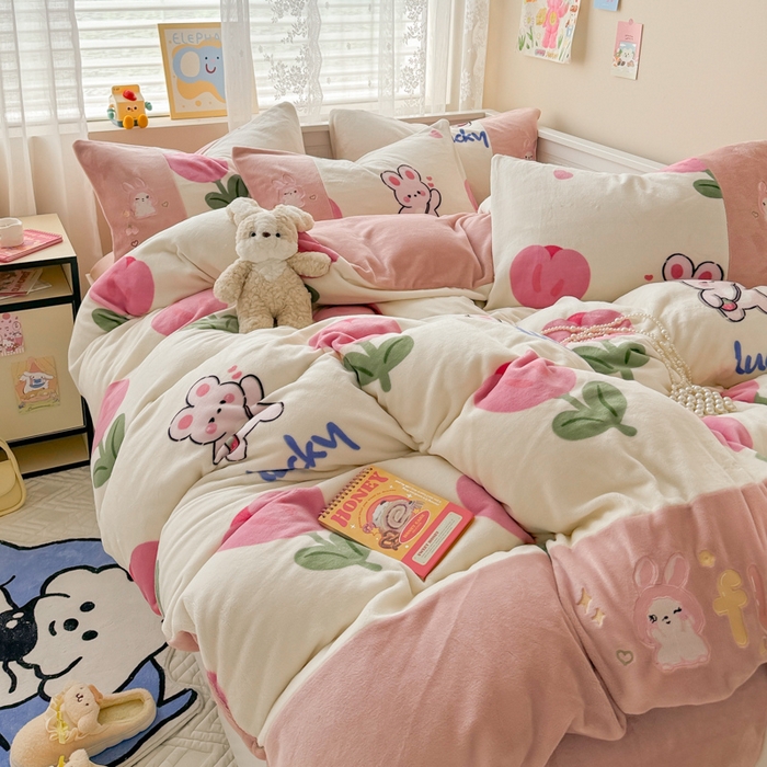 91家纺网 家纺一手货源 找家纺 懒猫家纺 2025新款牛奶绒印花刺绣四件套 甜心小兔