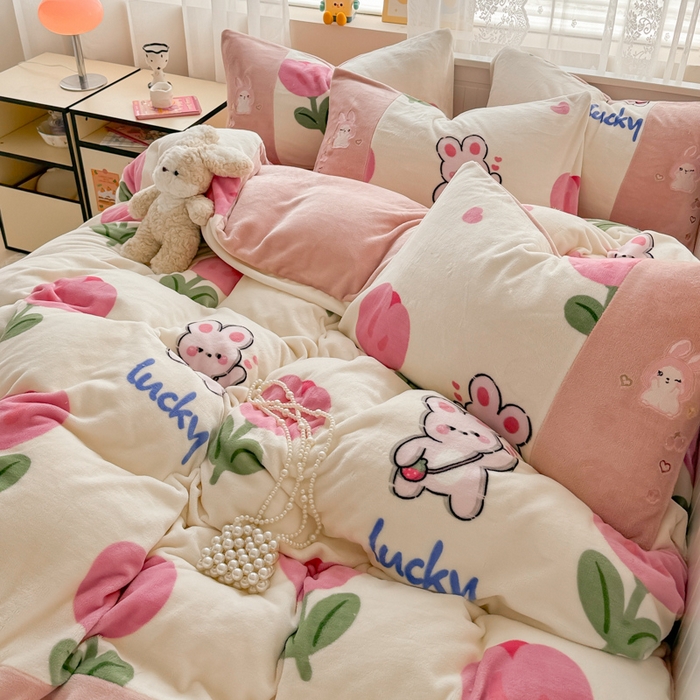 91家纺网 家纺一手货源 找家纺 懒猫家纺 2025新款牛奶绒印花刺绣四件套 甜心小兔