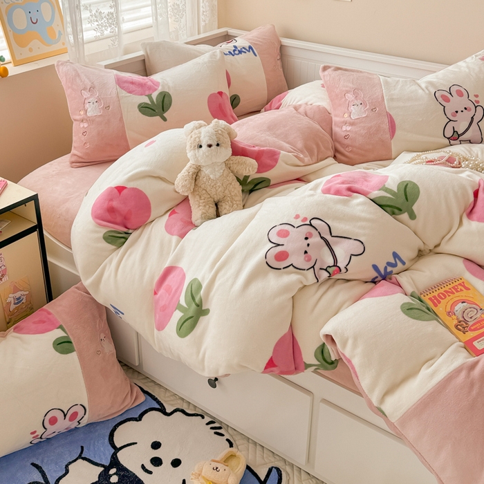 91家纺网 家纺一手货源 找家纺 懒猫家纺 2025新款牛奶绒印花刺绣四件套 甜心小兔