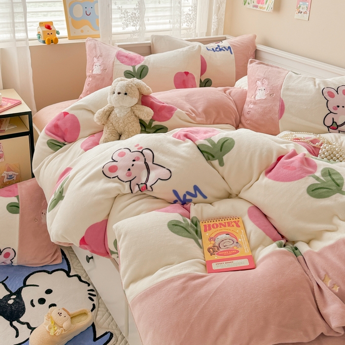 91家纺网 家纺一手货源 找家纺 懒猫家纺 2025新款牛奶绒印花刺绣四件套 甜心小兔