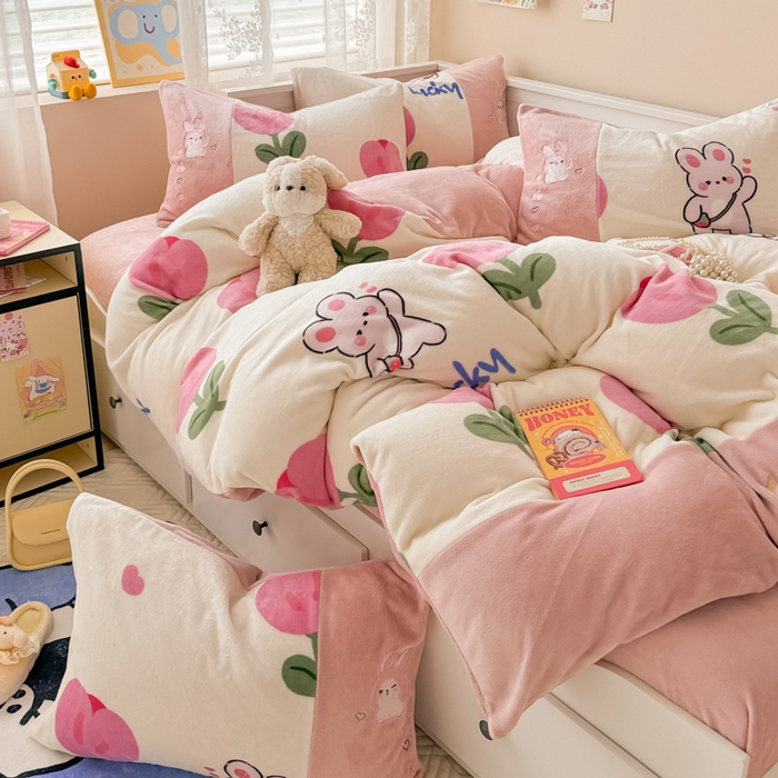 91家纺网 家纺一手货源 找家纺 懒猫家纺 2025新款牛奶绒印花刺绣四件套 甜心小兔