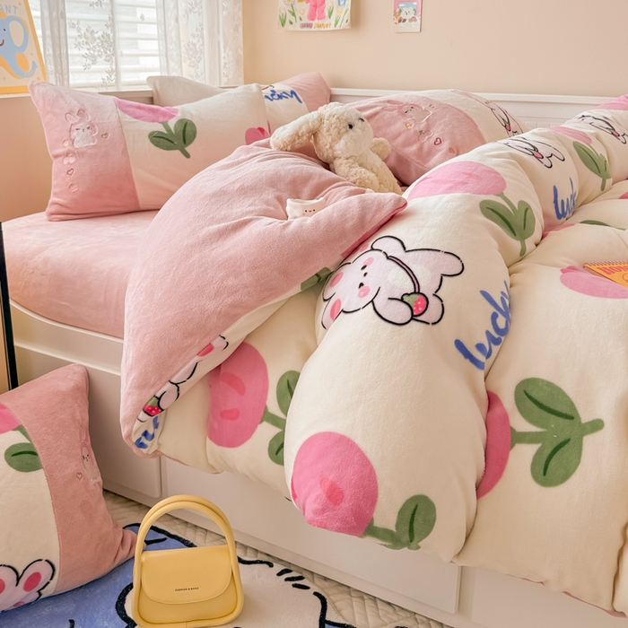 91家纺网 家纺一手货源 找家纺 懒猫家纺 2025新款牛奶绒印花刺绣四件套 甜心小兔