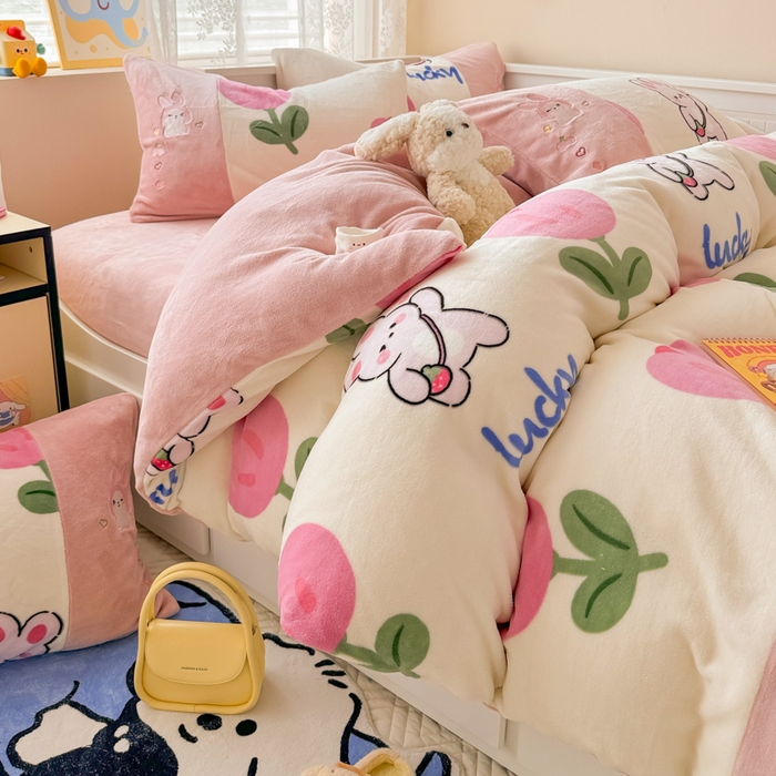 91家纺网 家纺一手货源 找家纺 懒猫家纺 2025新款牛奶绒印花刺绣四件套 甜心小兔