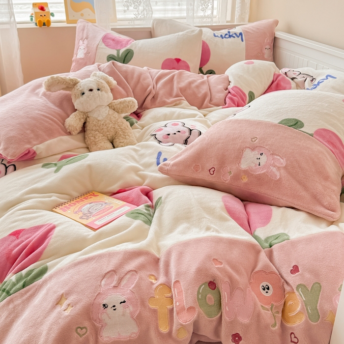 91家纺网 家纺一手货源 找家纺 懒猫家纺 2025新款牛奶绒印花刺绣四件套 甜心小兔