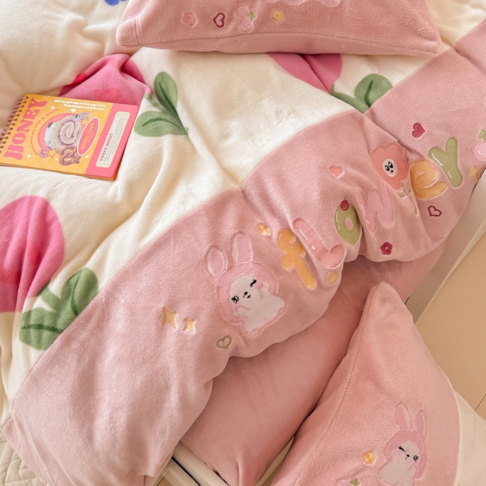 91家纺网 家纺一手货源 找家纺 懒猫家纺 2025新款牛奶绒印花刺绣四件套 甜心小兔