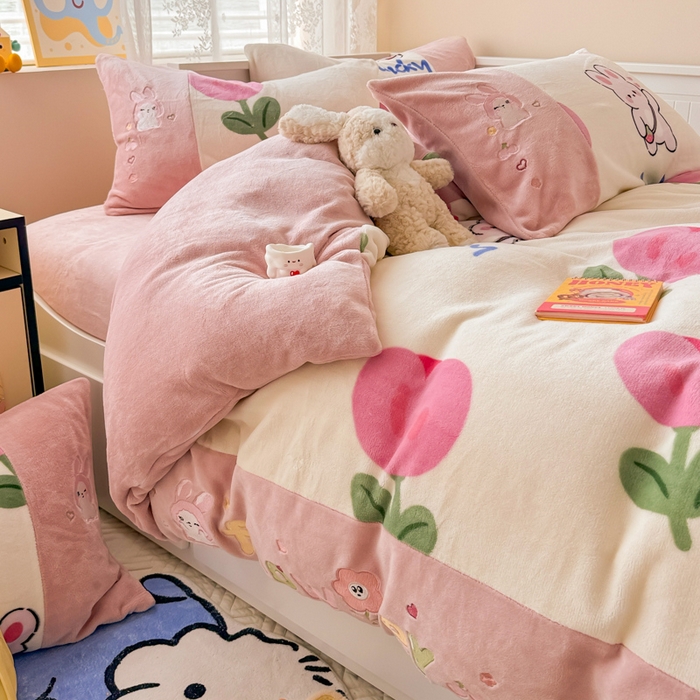 91家纺网 家纺一手货源 找家纺 懒猫家纺 2025新款牛奶绒印花刺绣四件套 甜心小兔