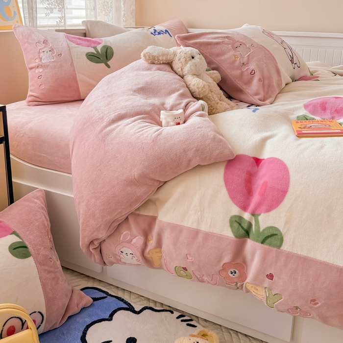 91家纺网 家纺一手货源 找家纺 懒猫家纺 2025新款牛奶绒印花刺绣四件套 甜心小兔