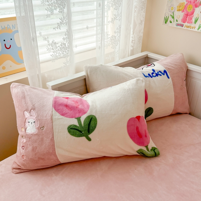 91家纺网 家纺一手货源 找家纺 懒猫家纺 2025新款牛奶绒印花刺绣四件套 甜心小兔