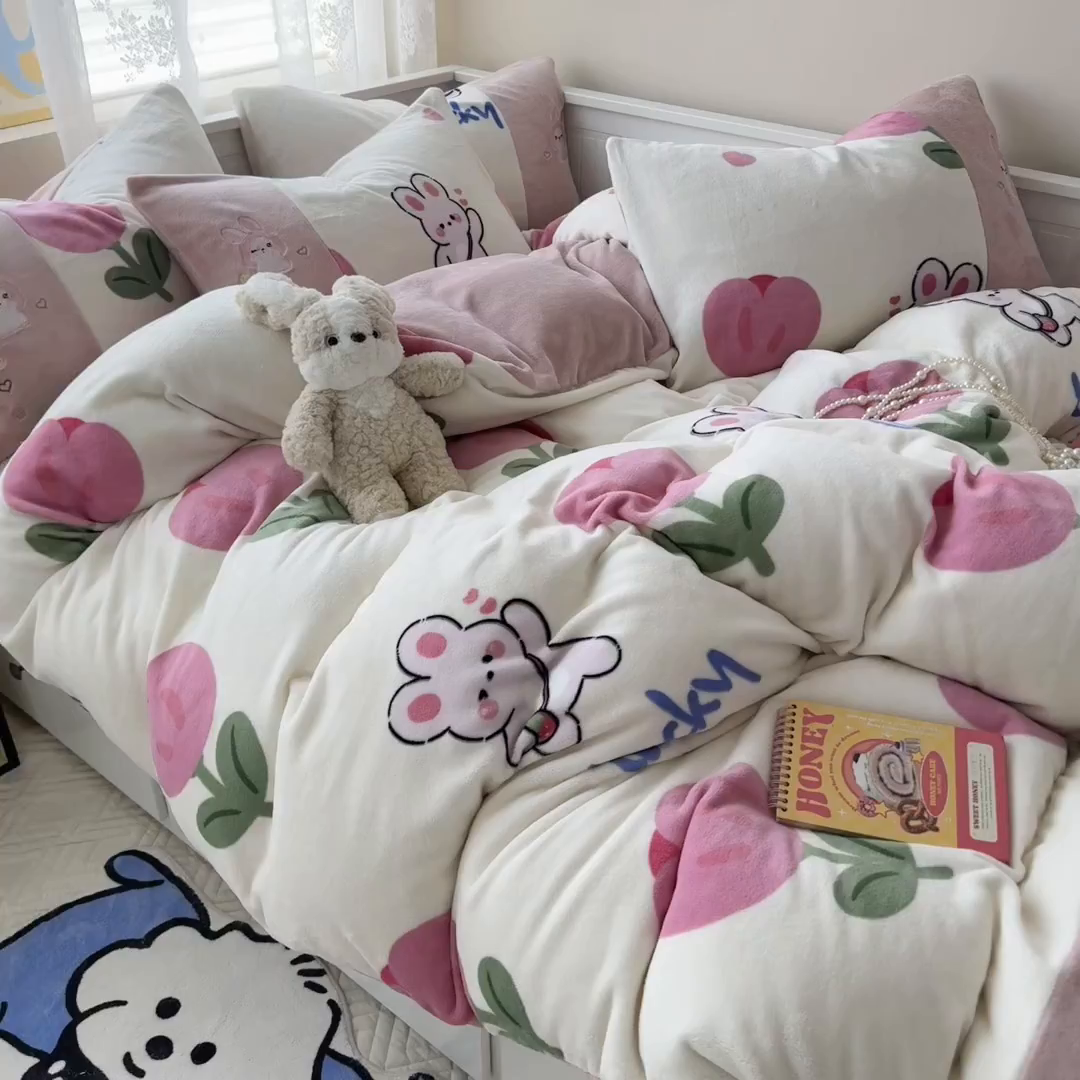 91家纺网 家纺一手货源 找家纺 懒猫家纺 2025新款牛奶绒印花刺绣四件套 甜心小兔