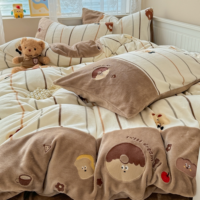 91家纺网 家纺一手货源 找家纺 懒猫家纺 2025新款牛奶绒印花刺绣四件套 条纹小熊