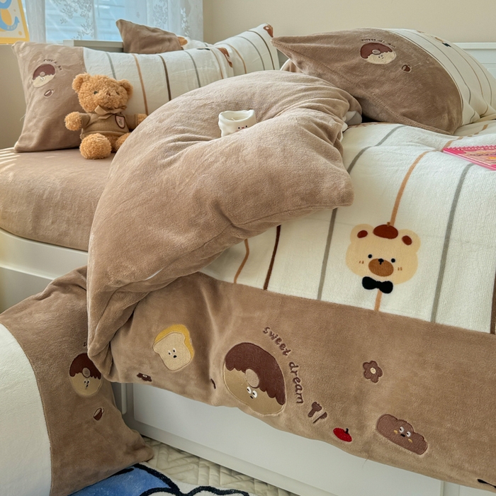 91家纺网 家纺一手货源 找家纺 懒猫家纺 2025新款牛奶绒印花刺绣四件套 条纹小熊