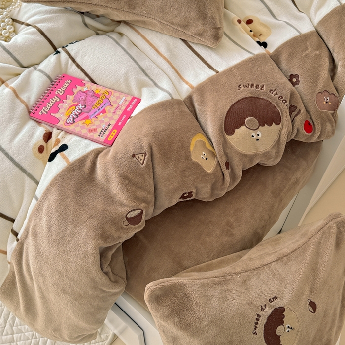 91家纺网 家纺一手货源 找家纺 懒猫家纺 2025新款牛奶绒印花刺绣四件套 条纹小熊