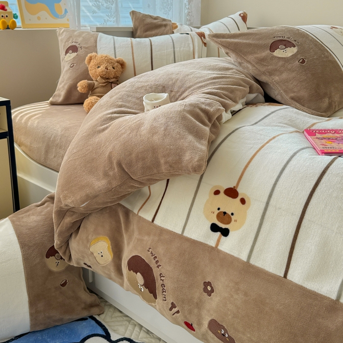 91家纺网 家纺一手货源 找家纺 懒猫家纺 2025新款牛奶绒印花刺绣四件套 条纹小熊