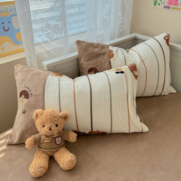 91家纺网 家纺一手货源 找家纺 懒猫家纺 2025新款牛奶绒印花刺绣四件套 条纹小熊