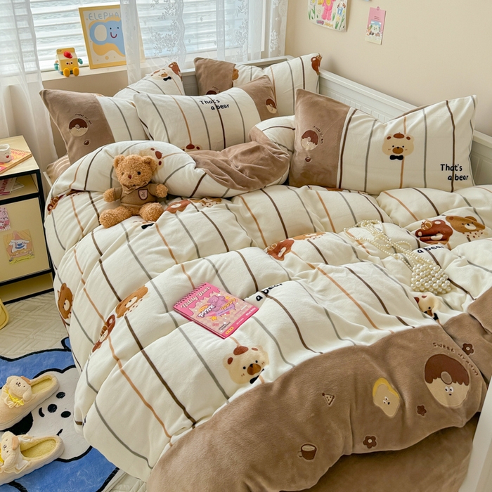 91家纺网 家纺一手货源 找家纺 懒猫家纺 2025新款牛奶绒印花刺绣四件套 条纹小熊