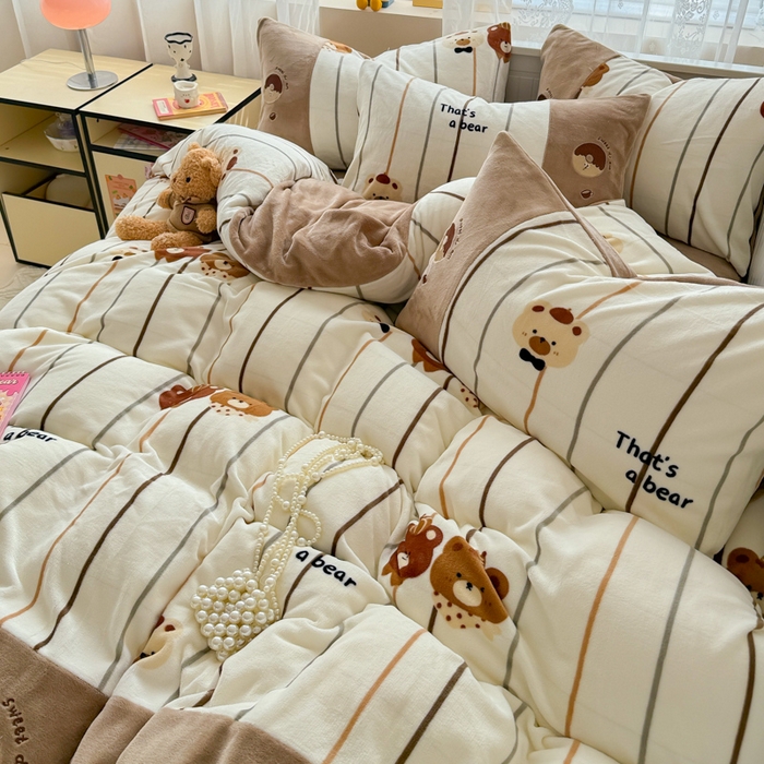 91家纺网 家纺一手货源 找家纺 懒猫家纺 2025新款牛奶绒印花刺绣四件套 条纹小熊