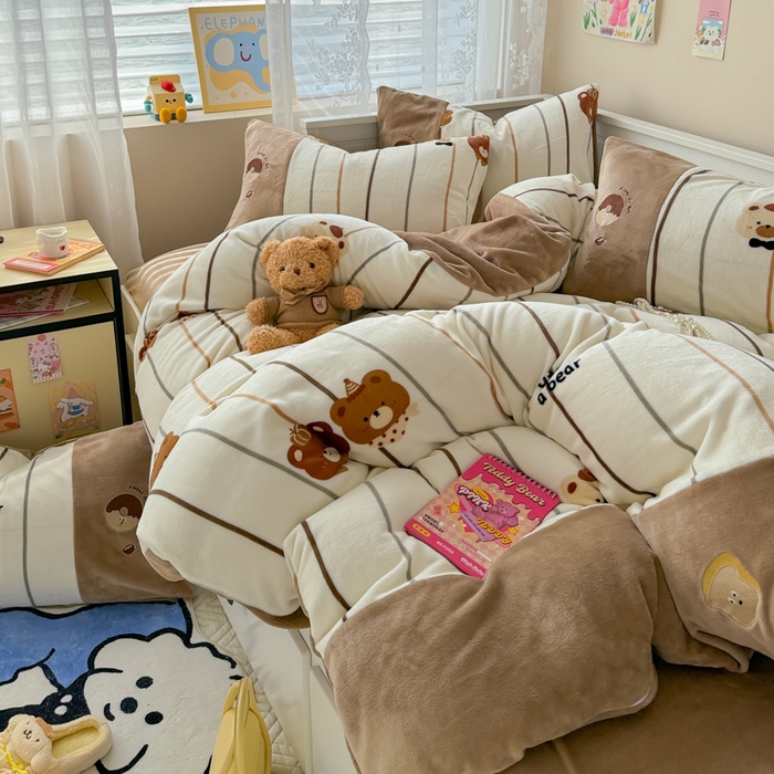 91家纺网 家纺一手货源 找家纺 懒猫家纺 2025新款牛奶绒印花刺绣四件套 条纹小熊