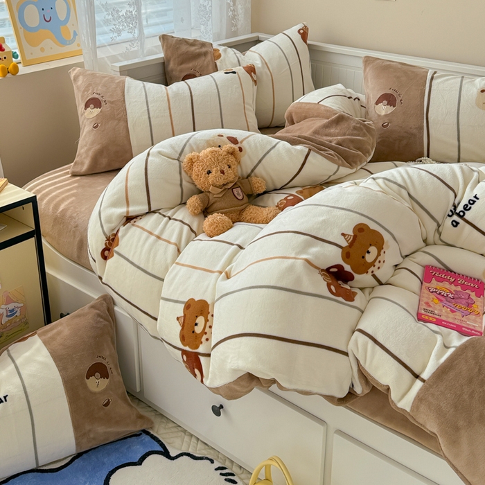 91家纺网 家纺一手货源 找家纺 懒猫家纺 2025新款牛奶绒印花刺绣四件套 条纹小熊