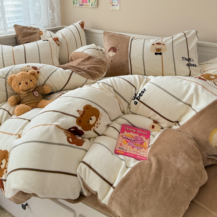 91家纺网 家纺一手货源 找家纺 懒猫家纺 2025新款牛奶绒印花刺绣四件套 条纹小熊