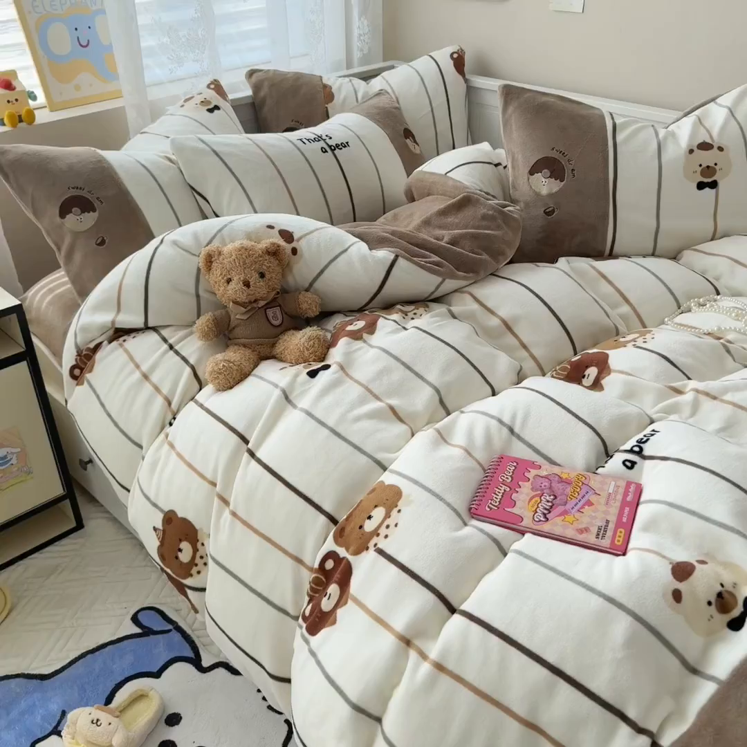 91家纺网 家纺一手货源 找家纺 懒猫家纺 2025新款牛奶绒印花刺绣四件套 条纹小熊