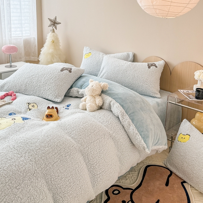 91家纺网 家纺一手货源 找家纺 懒猫家纺 2024新款羊羔绒刺绣四件套 暖心熊