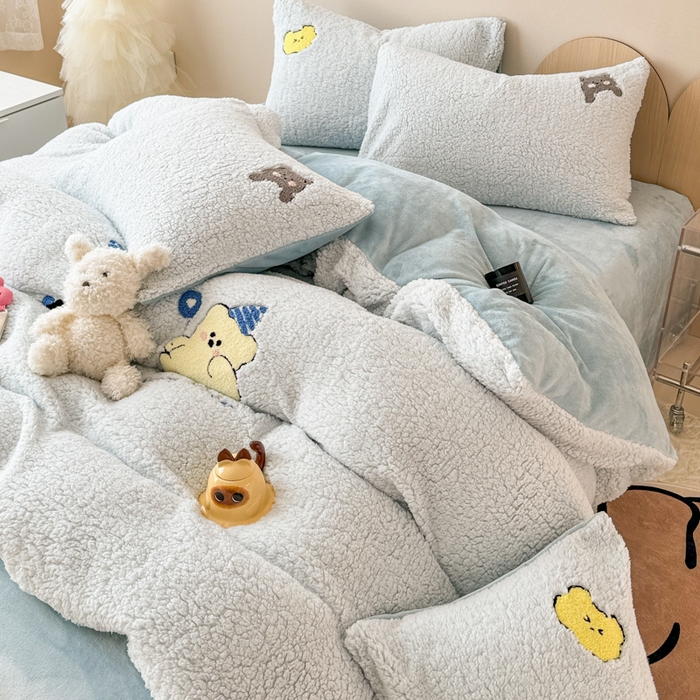 91家纺网 家纺一手货源 找家纺 懒猫家纺 2024新款羊羔绒刺绣四件套 暖心熊