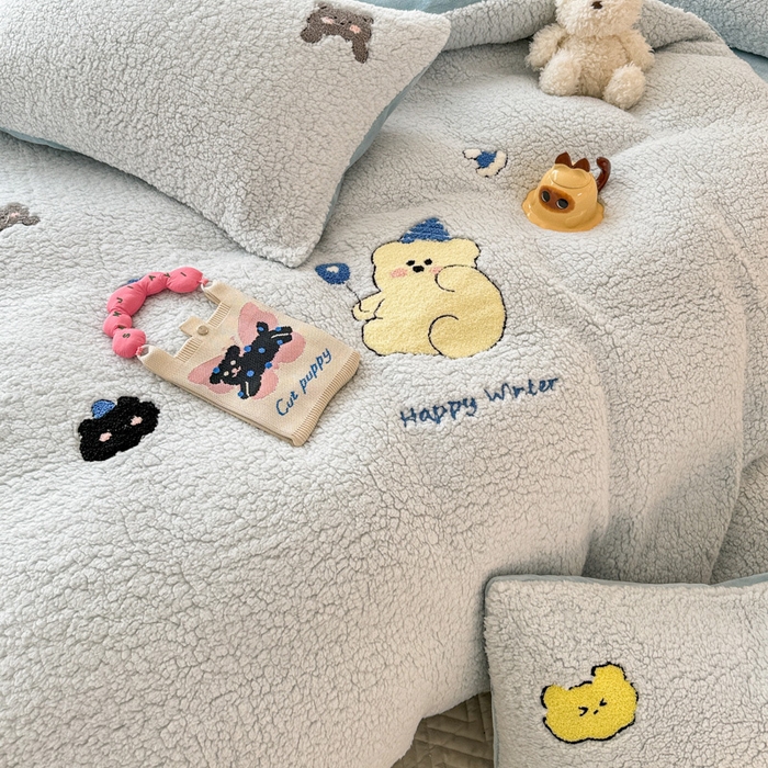 91家纺网 家纺一手货源 找家纺 懒猫家纺 2024新款羊羔绒刺绣四件套 暖心熊