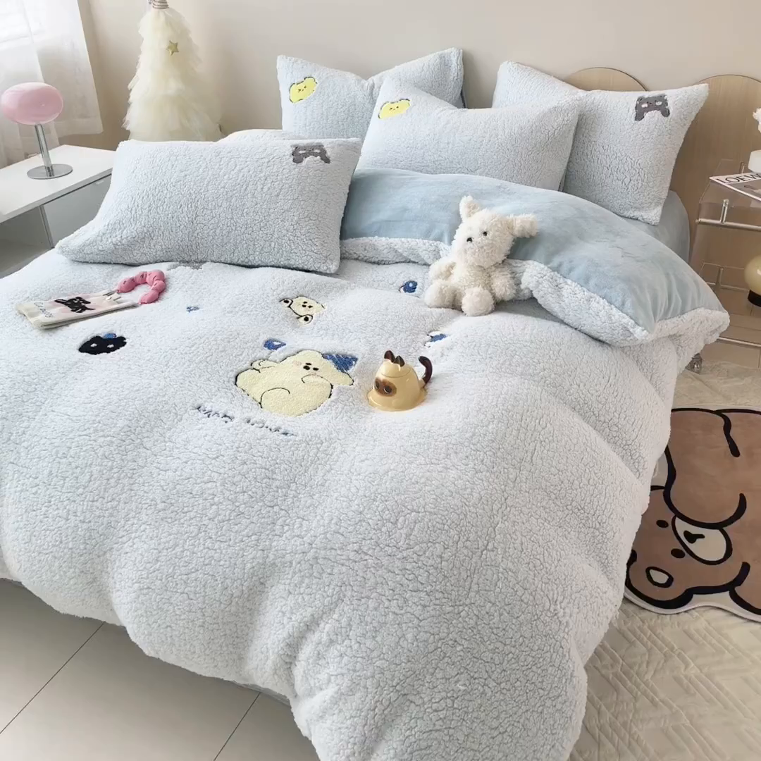 91家纺网 家纺一手货源 找家纺 懒猫家纺 2024新款羊羔绒刺绣四件套 暖心熊