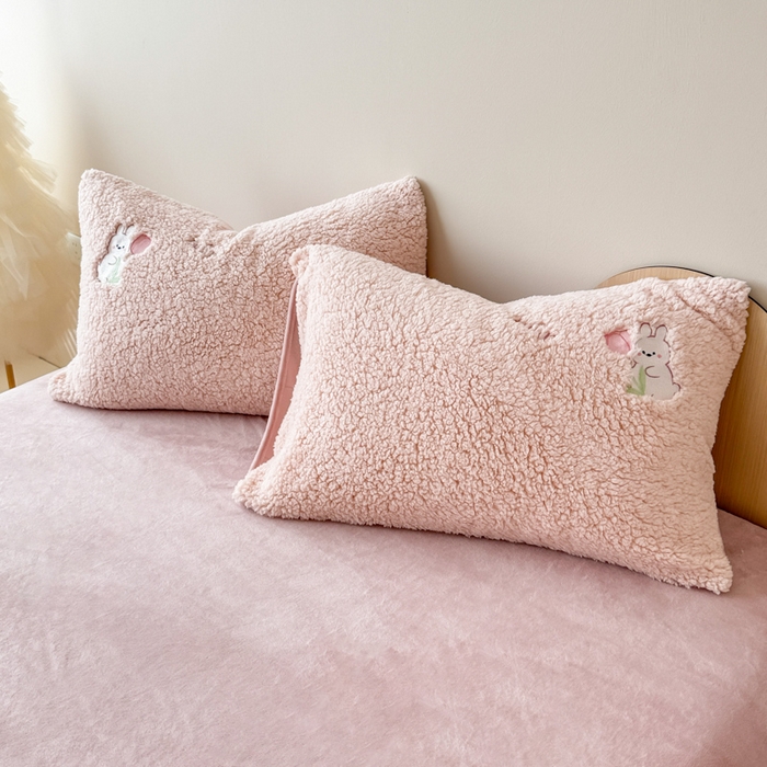 91家纺网 家纺一手货源 找家纺 懒猫家纺 2024新款羊羔绒刺绣四件套 花小兔