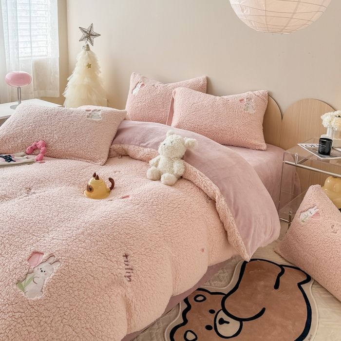 91家纺网 家纺一手货源 找家纺 懒猫家纺 2024新款羊羔绒刺绣四件套 花小兔