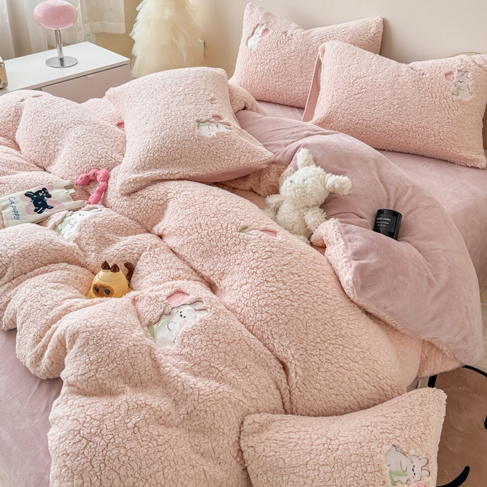 91家纺网 家纺一手货源 找家纺 懒猫家纺 2024新款羊羔绒刺绣四件套 花小兔