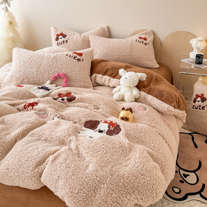 91家纺网 家纺一手货源 找家纺 懒猫家纺 2024新款羊羔绒刺绣四件套 麦乐狗