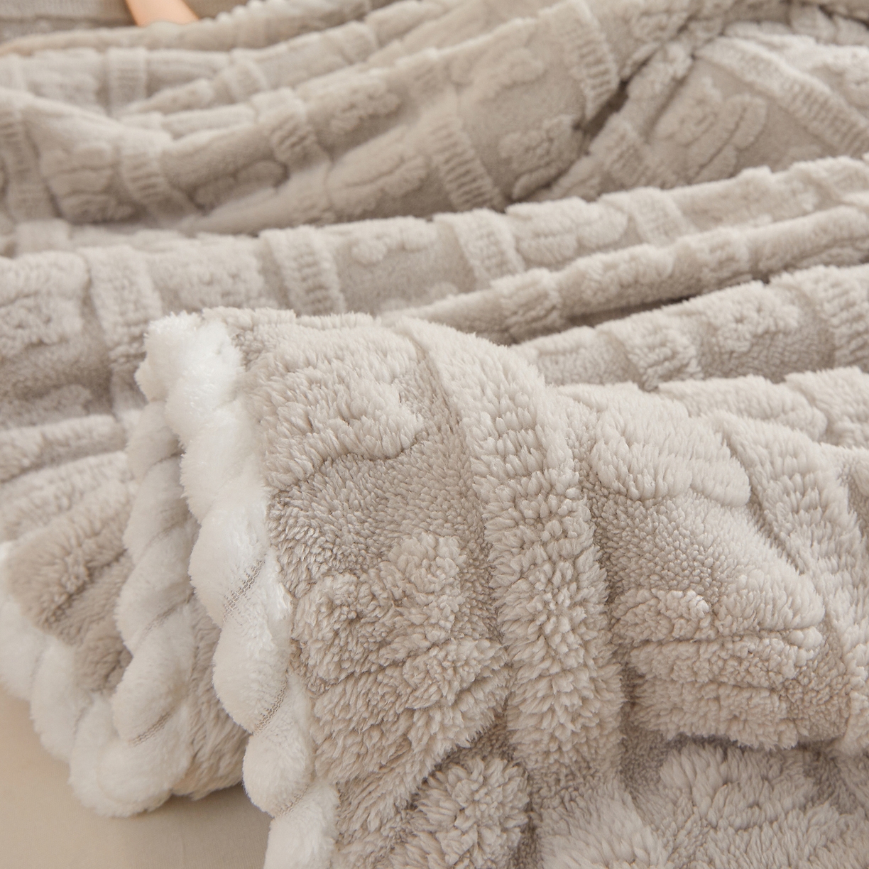 91家纺网 家纺一手货源 找家纺 世纪绒品 2025新款A类立体牛奶绒雕花绒单层毛毯毯子-多宝熊 多宝熊 太空灰