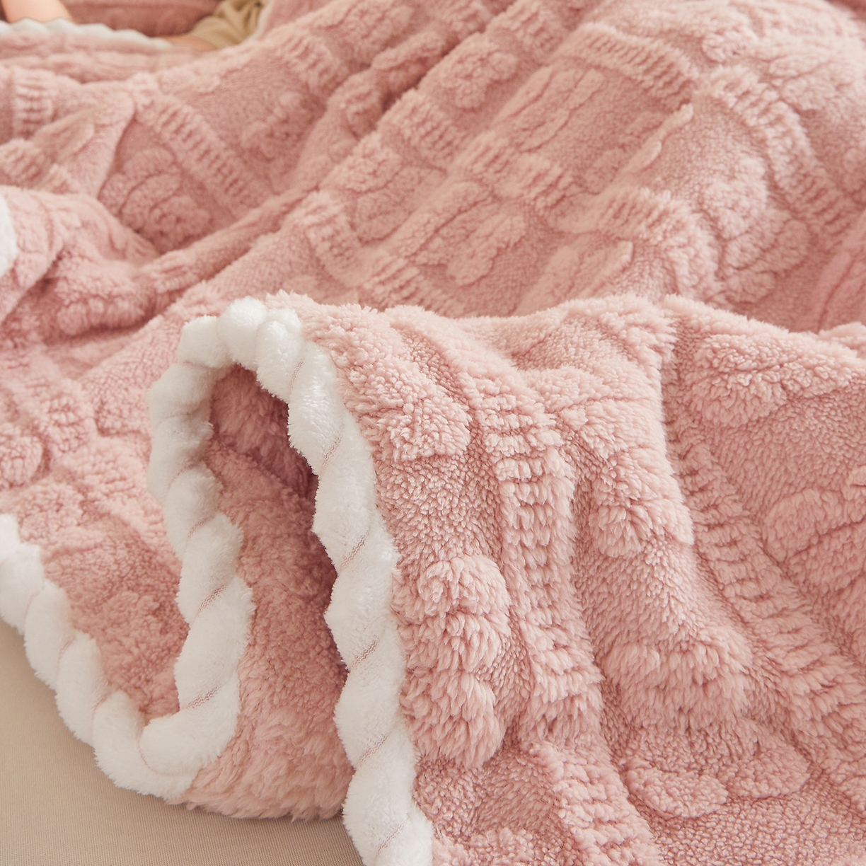 91家纺网 家纺一手货源 找家纺 世纪绒品 2025新款A类立体牛奶绒雕花绒单层毛毯毯子-多宝熊 多宝熊 豆沙粉