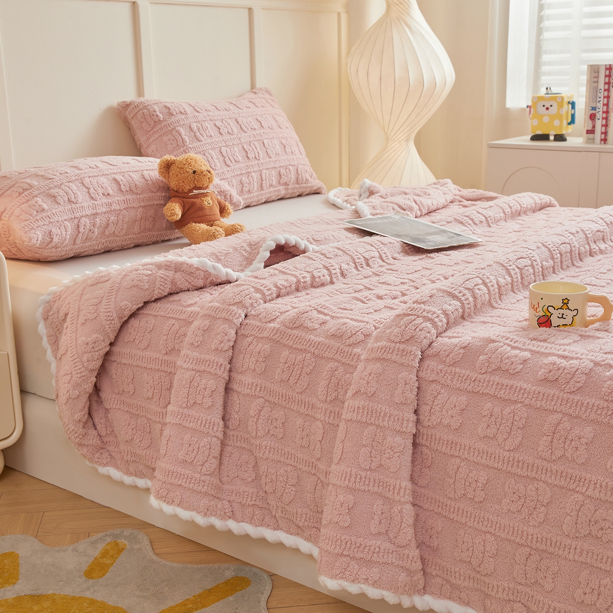 91家纺网 家纺一手货源 找家纺 世纪绒品 2025新款A类立体牛奶绒雕花绒单层毛毯毯子-多宝熊 多宝熊 豆沙粉