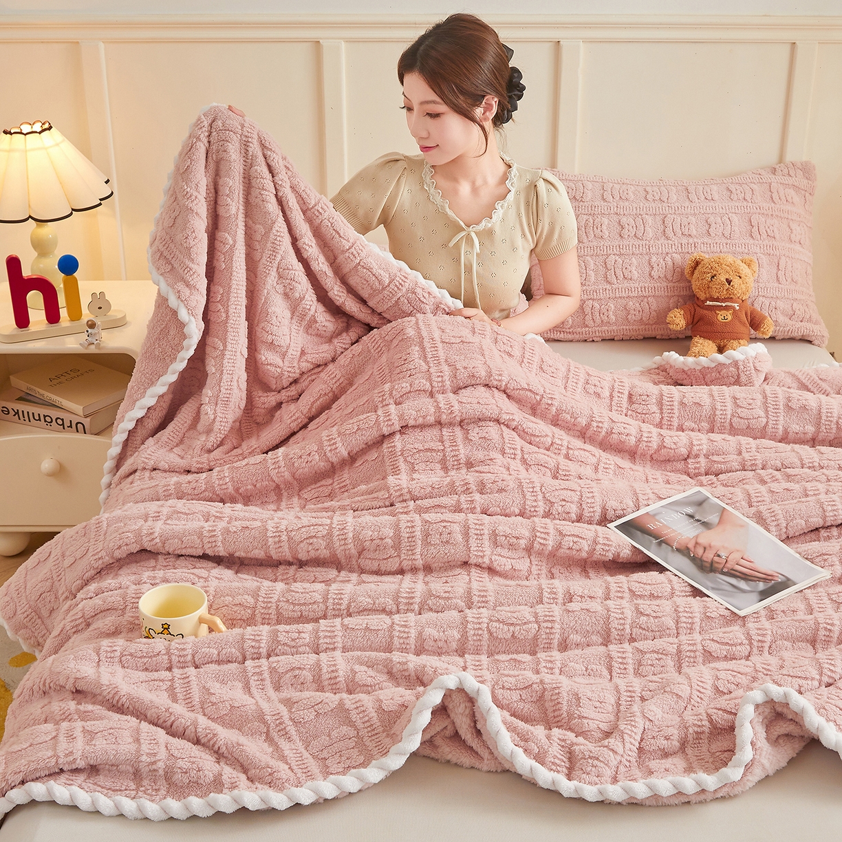 91家纺网 家纺一手货源 找家纺 世纪绒品 2025新款A类立体牛奶绒雕花绒单层毛毯毯子-多宝熊 多宝熊 豆沙粉