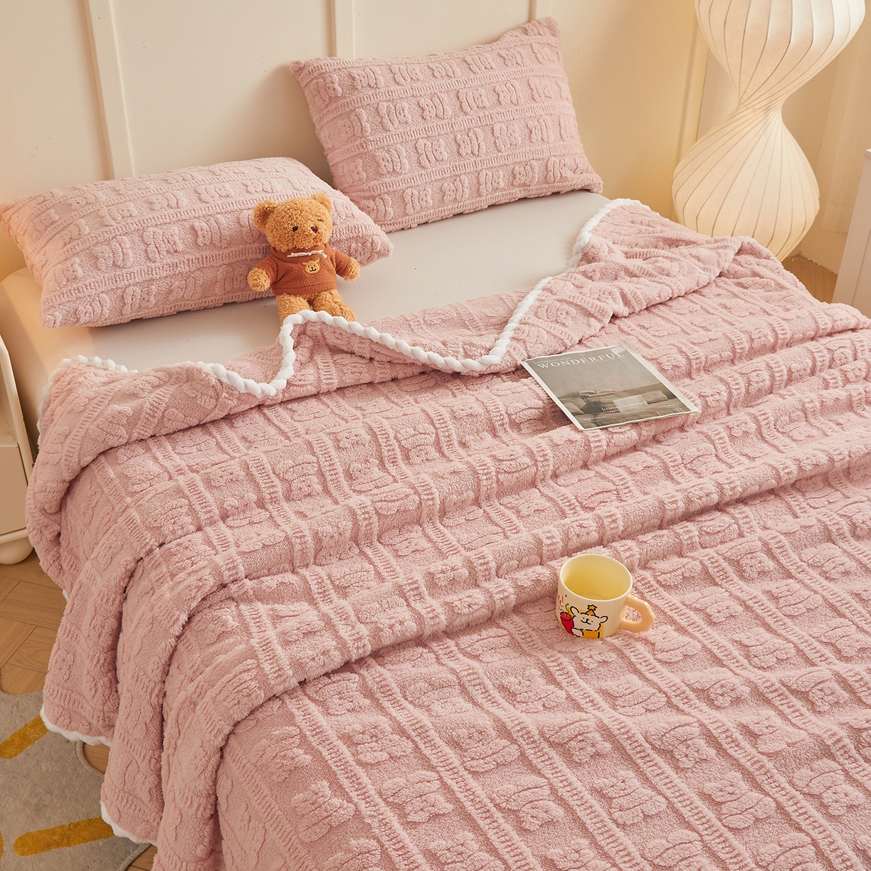 91家纺网 家纺一手货源 找家纺 世纪绒品 2025新款A类立体牛奶绒雕花绒单层毛毯毯子-多宝熊 多宝熊 豆沙粉