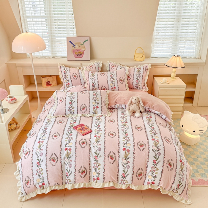 91家纺网 家纺一手货源 找家纺 懒猫家纺 2025新款韩版牛奶绒四件套 草莓萌兔