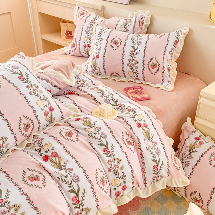 91家纺网 家纺一手货源 找家纺 懒猫家纺 2025新款韩版牛奶绒四件套 草莓萌兔