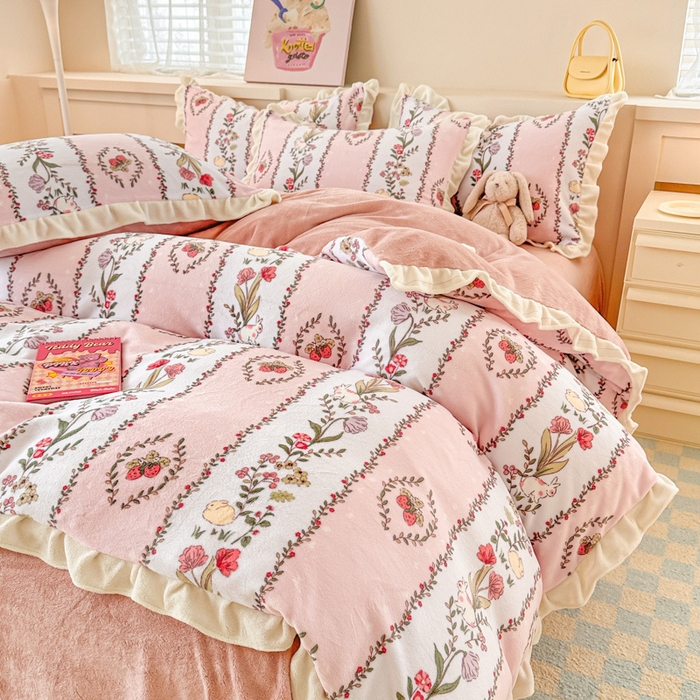 91家纺网 家纺一手货源 找家纺 懒猫家纺 2025新款韩版牛奶绒四件套 草莓萌兔