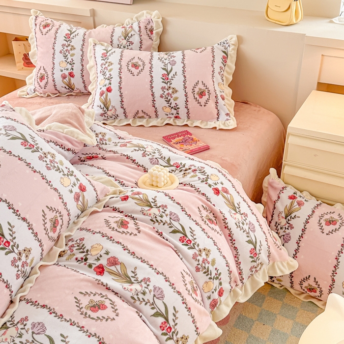 91家纺网 家纺一手货源 找家纺 懒猫家纺 2025新款韩版牛奶绒四件套 草莓萌兔