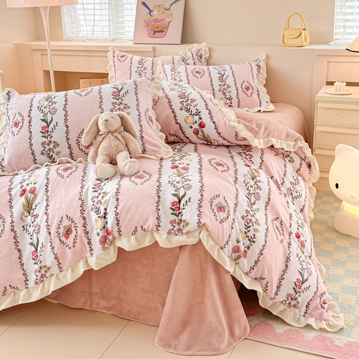 91家纺网 家纺一手货源 找家纺 懒猫家纺 2025新款韩版牛奶绒四件套 草莓萌兔