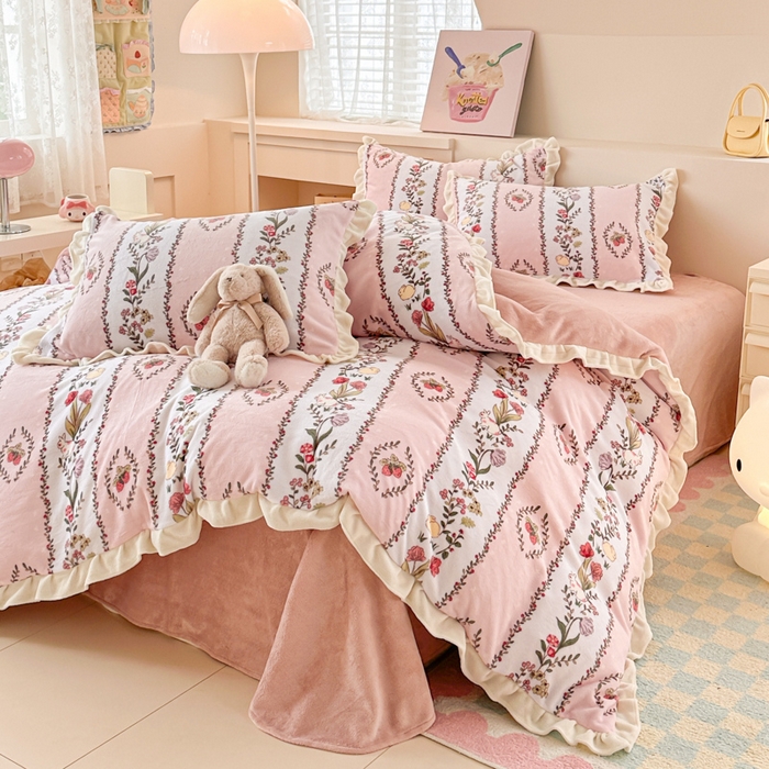 91家纺网 家纺一手货源 找家纺 懒猫家纺 2025新款韩版牛奶绒四件套 草莓萌兔