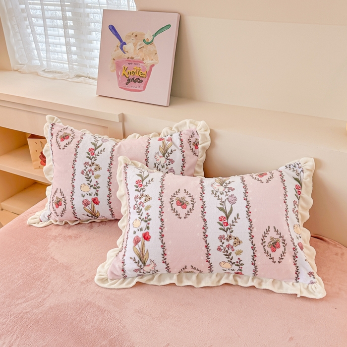 91家纺网 家纺一手货源 找家纺 懒猫家纺 2025新款韩版牛奶绒四件套 草莓萌兔