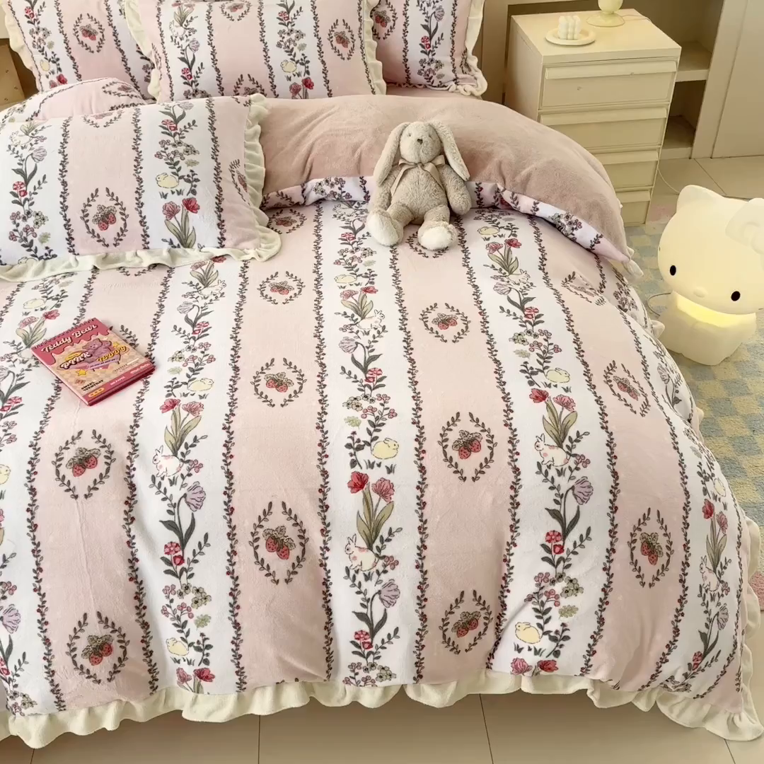 91家纺网 家纺一手货源 找家纺 懒猫家纺 2025新款韩版牛奶绒四件套 草莓萌兔