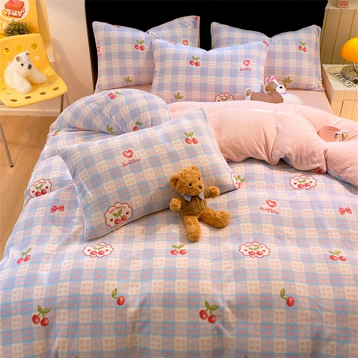 91家纺网 家纺一手货源 找家纺 佰亿莱 2025直播新款印花小清新法莱绒牛奶绒四件套爱心樱桃