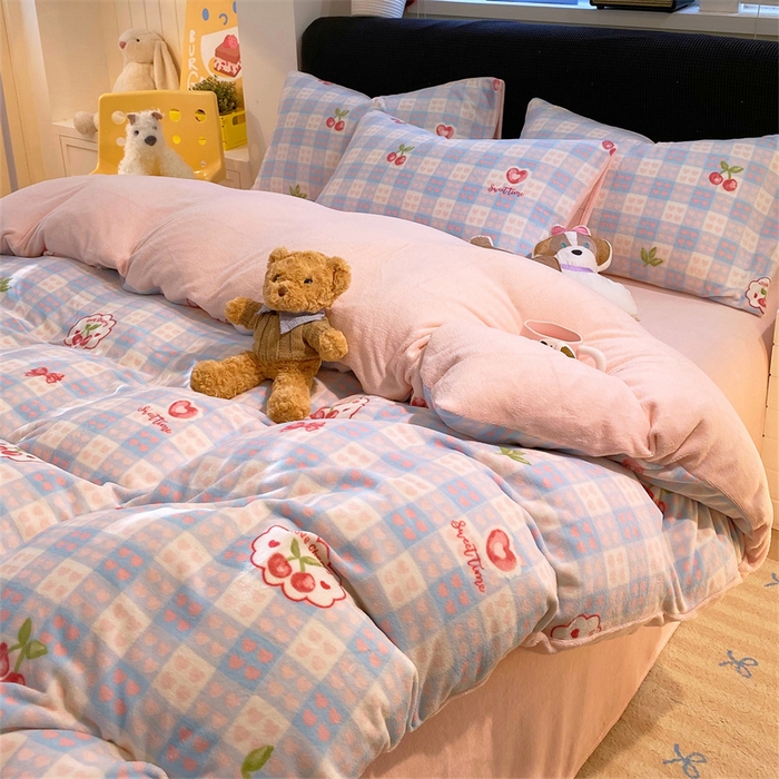 91家纺网 家纺一手货源 找家纺 佰亿莱 2025直播新款印花小清新法莱绒牛奶绒四件套爱心樱桃