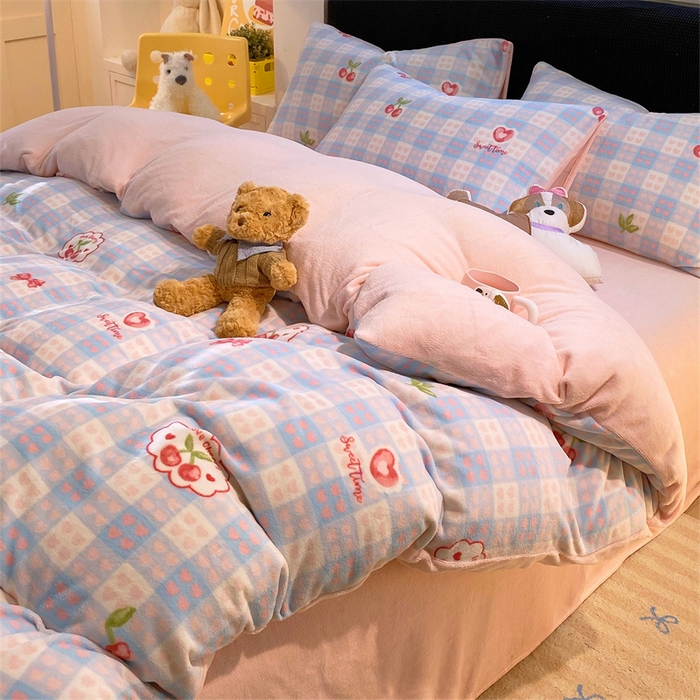 91家纺网 家纺一手货源 找家纺 佰亿莱 2025直播新款印花小清新法莱绒牛奶绒四件套爱心樱桃