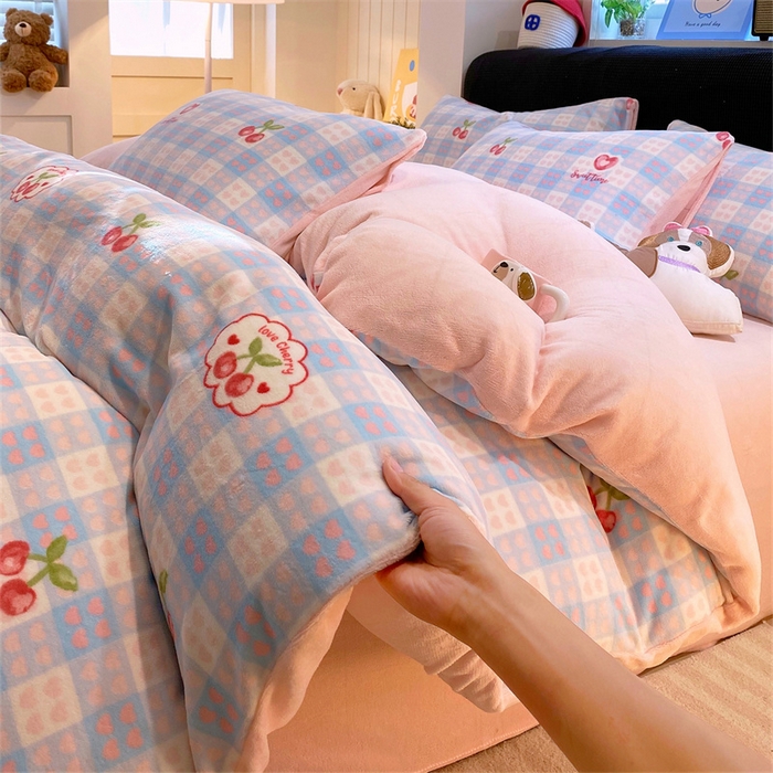 91家纺网 家纺一手货源 找家纺 佰亿莱 2025直播新款印花小清新法莱绒牛奶绒四件套爱心樱桃