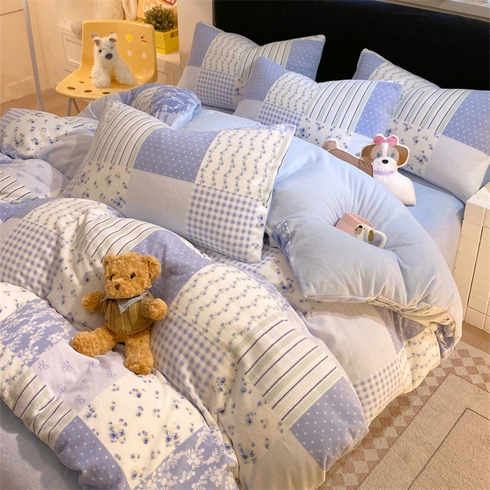 91家纺网 家纺一手货源 找家纺 佰亿莱 2025直播新款印花小清新法莱绒牛奶绒四件套百福蓝